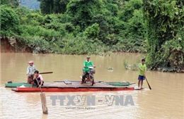Đại sứ quán Việt Nam trao tiền hỗ trợ người dân Lào bị ảnh hưởng bởi vụ vỡ đập